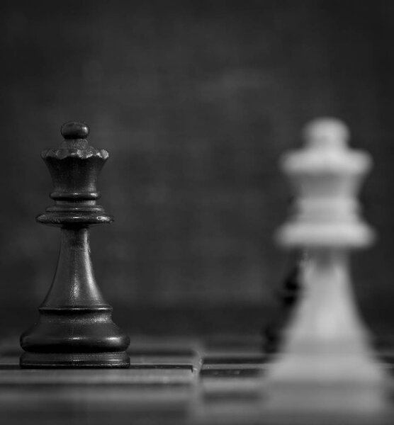 шахматы, сфотографированные на шахматной доске