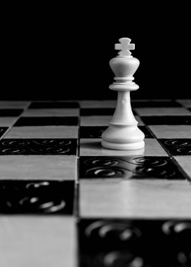 Satranç tahtasında fotoğraflanmış.