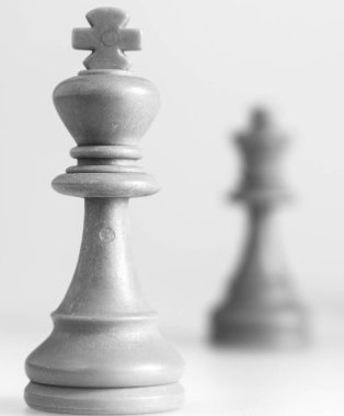 Satranç tahtasında fotoğraflanmış.