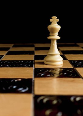 Satranç tahtasında fotoğraflanmış.