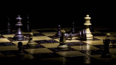 Satranç tahtasında fotoğraflanmış.