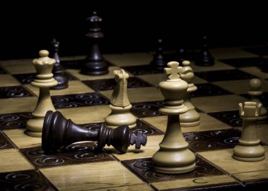 Satranç tahtasında fotoğraflanmış.