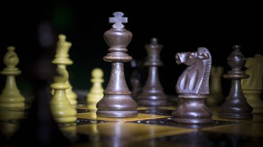 Satranç tahtasında fotoğraflanmış.