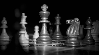Satranç tahtasında fotoğraflanmış.