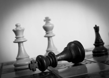 Satranç tahtasında fotoğraflanmış.