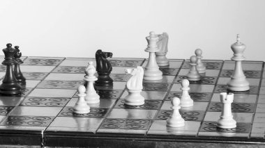 Satranç tahtasında fotoğraflanmış.