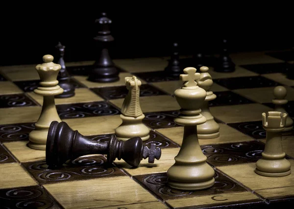 Satranç tahtasında fotoğraflanmış.