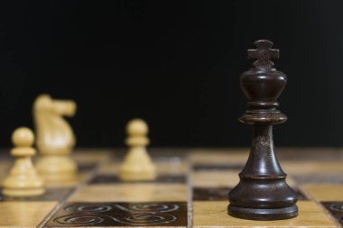 Satranç tahtasında fotoğraflanmış.