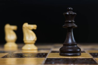 Satranç tahtasında fotoğraflanmış.