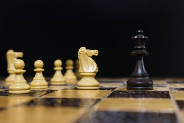 Satranç tahtasında fotoğraflanmış.