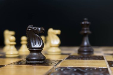 Satranç tahtasında fotoğraflanmış.