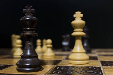 Satranç tahtasında fotoğraflanmış.