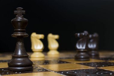 Satranç tahtasında fotoğraflanmış.