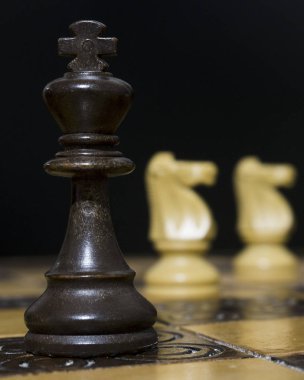 Satranç tahtasında fotoğraflanmış.