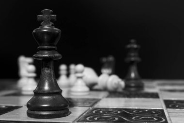 Satranç tahtasında fotoğraflanmış.