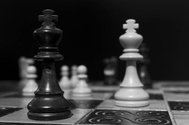 Satranç tahtasında fotoğraflanmış.