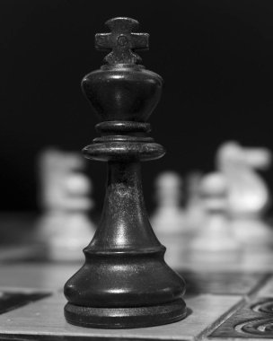 Satranç tahtasında fotoğraflanmış.