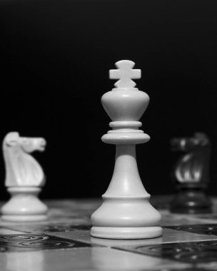 Satranç tahtasında fotoğraflanmış.