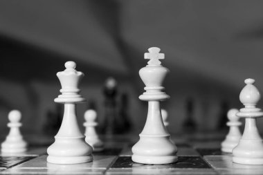 Satranç tahtasında fotoğraflanmış.