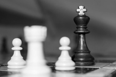 Satranç tahtasında fotoğraflanmış.