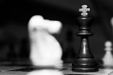 Satranç tahtasında fotoğraflanmış.