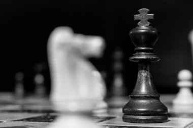 Satranç tahtasında fotoğraflanmış.