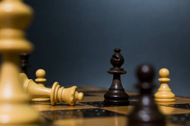 Satranç tahtasında fotoğraflanmış.