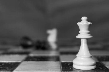 Satranç tahtasında fotoğraflanmış.