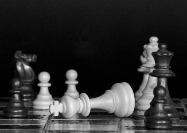 Satranç tahtasında fotoğraflanmış.