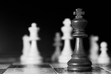 Satranç tahtasında fotoğraflanmış.