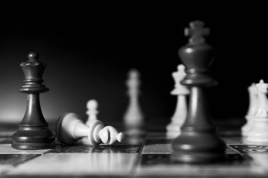 Satranç tahtasında fotoğraflanmış.