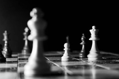 Satranç tahtasında fotoğraflanmış.