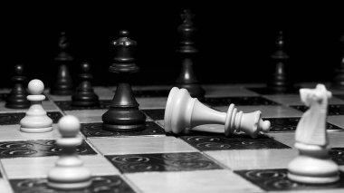 Satranç tahtasında fotoğraflanmış.