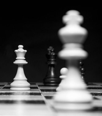 Satranç tahtasında fotoğraflanmış.