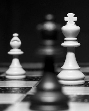 Satranç tahtasında fotoğraflanmış.