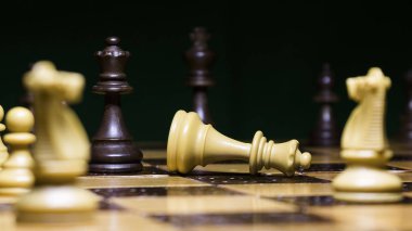 Satranç tahtasında fotoğraflanmış.