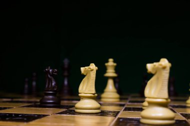 Satranç tahtasında fotoğraflanmış.