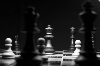 Satranç tahtasında fotoğraflanmış.