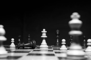 Satranç tahtasında fotoğraflanmış.