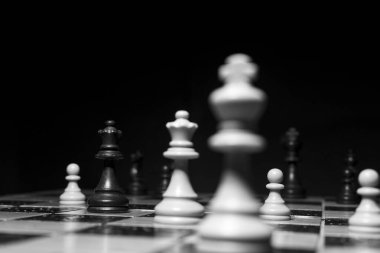 Satranç tahtasında fotoğraflanmış.