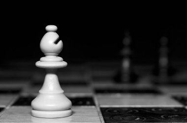 Satranç tahtasında fotoğraflanmış.