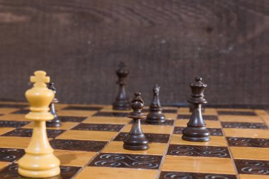 Satranç tahtasında fotoğraflanmış.