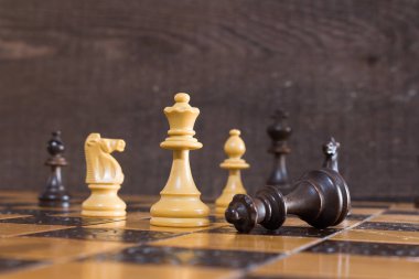 Satranç tahtasında fotoğraflanmış.