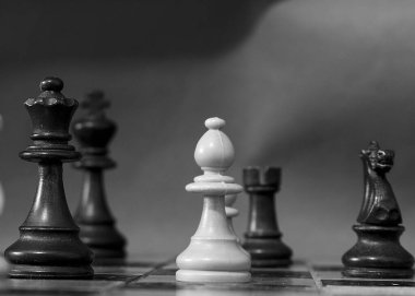 Satranç tahtasında fotoğraflanmış.