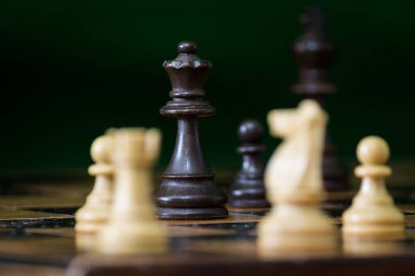 Satranç tahtasında fotoğraflanmış.