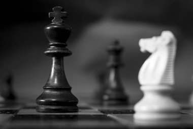 Satranç tahtasında fotoğraflanmış.