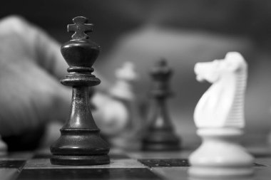 Satranç tahtasında fotoğraflanmış.