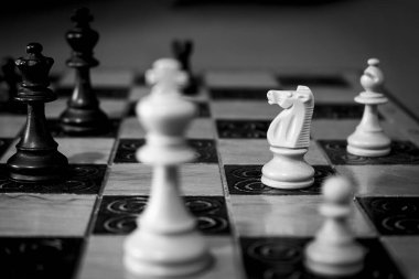 Satranç tahtasında fotoğraflanmış.