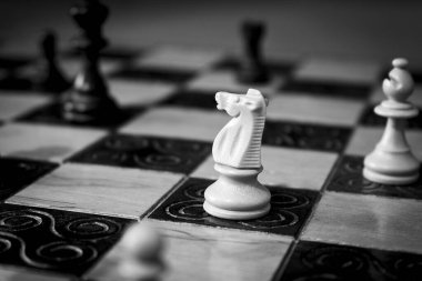 Satranç tahtasında fotoğraflanmış.