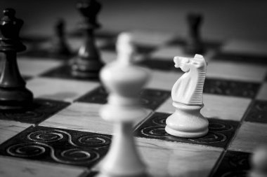 Satranç tahtasında fotoğraflanmış.